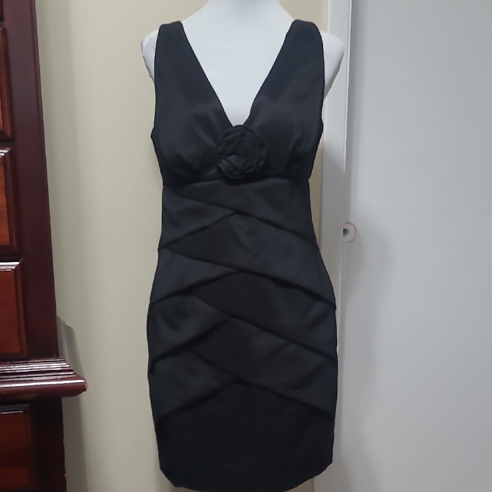 Roulette Black V-Necki Coktail Dress